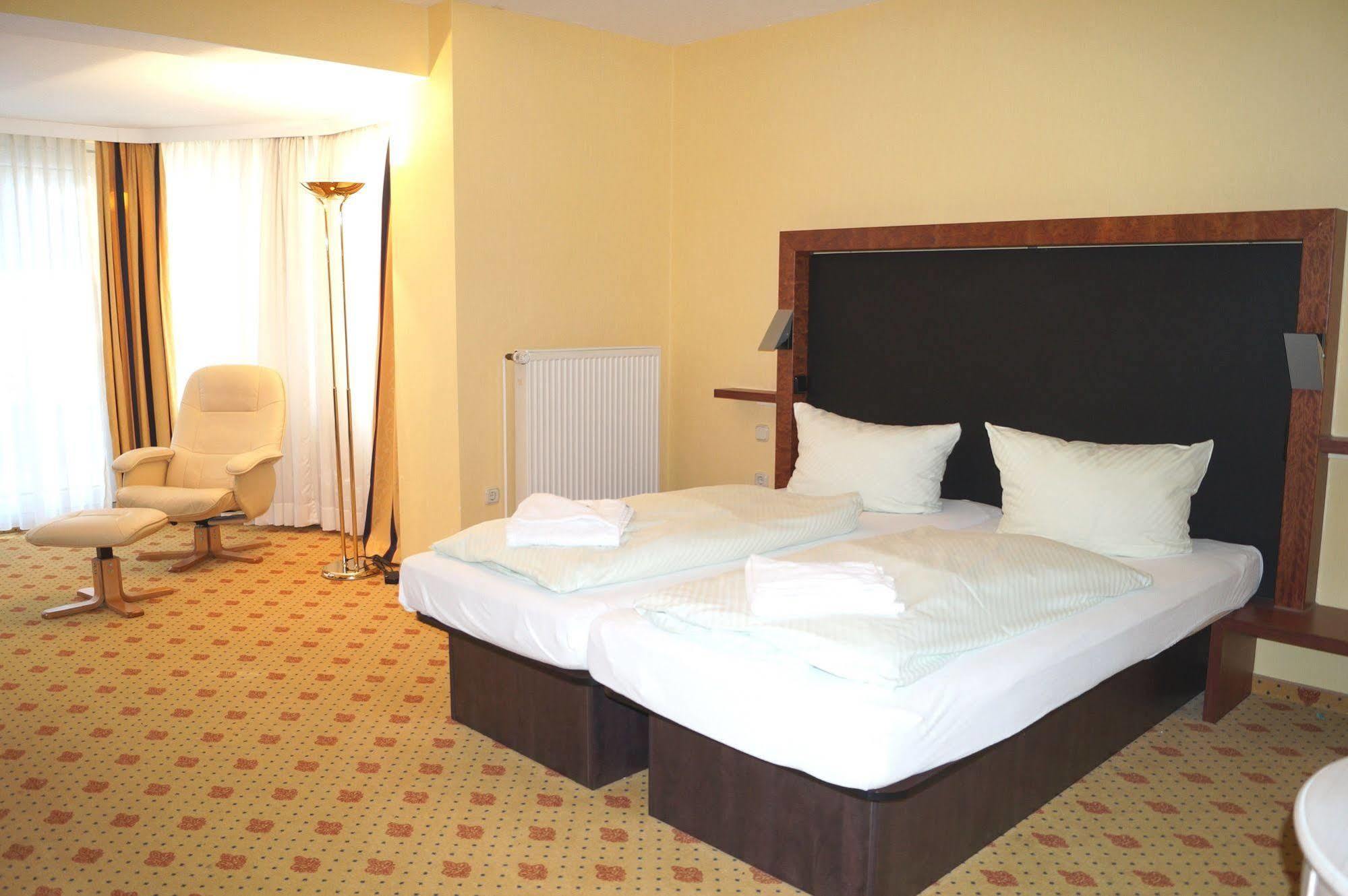 Regiohotel Germania Am Kurpark バート・ハルツブルク エクステリア 写真